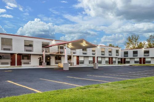 a large white building with a parking lot at Red Roof Inn Alexandria, LA in Alexandria