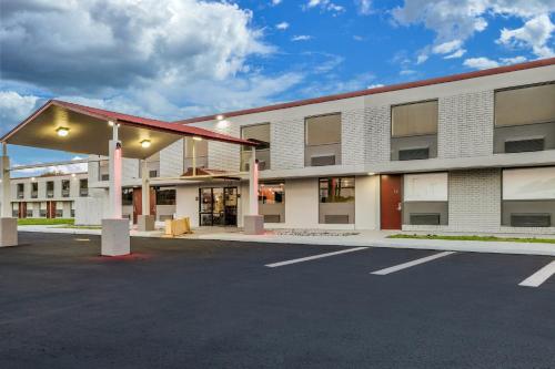 an empty parking lot in front of a building at Red Roof Inn Alexandria, LA in Alexandria