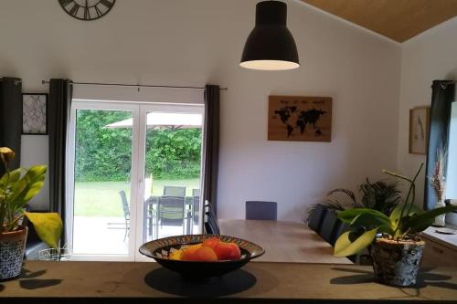 Cette chambre comprend une table avec un bol de fruits. dans l'établissement Le châlet Thomas, à Stavelot