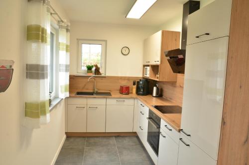 A kitchen or kitchenette at Ferienhaus TonArt