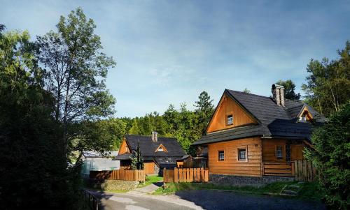 uma grande casa de madeira com um telhado preto em Chalupa Goral em Jezersko