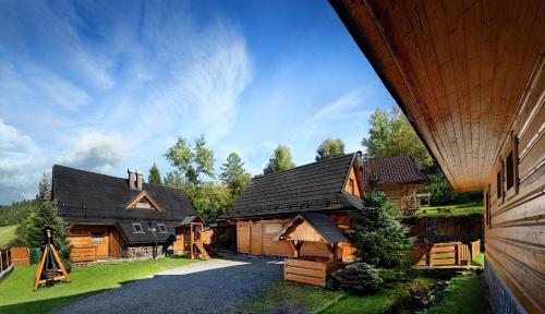 uma grande casa de madeira com uma entrada em frente em Chalupa Goral em Jezersko