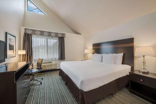 Giường trong phòng chung tại Best Western Alderwood