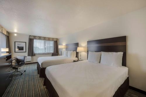 Giường trong phòng chung tại Best Western Alderwood