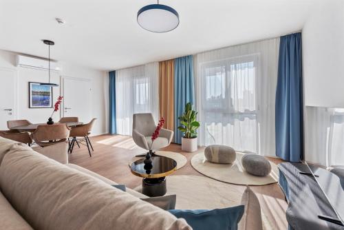 uma sala de estar com um sofá e uma mesa em Karl und Anton Boutique Apartments em Viena