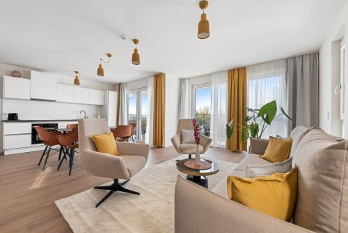 uma sala de estar com um sofá e uma mesa em Karl und Anton Boutique Apartments em Viena