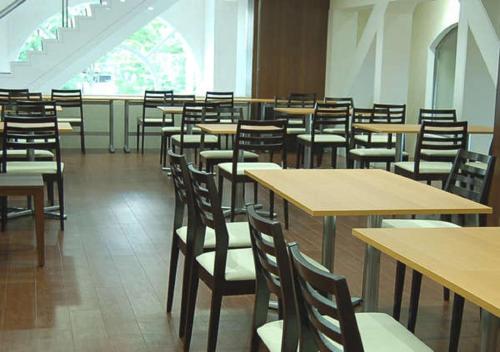 une salle remplie de tables et de chaises dans un restaurant dans l'établissement Koriyama - Hotel / Vacation STAY 45300, à Koriyama