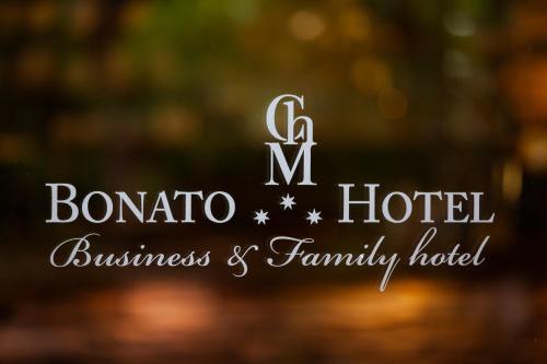 un panneau pour un hôtel domino d'affaires et un hôtel familial dans l'établissement Bonato Hotel, à Náchod