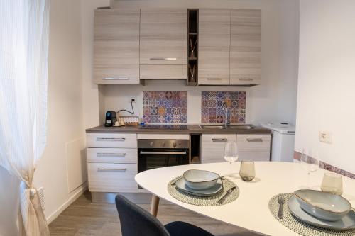 uma cozinha com uma mesa branca com dois pratos em Nord Milano Luxury Apartments em Bresso