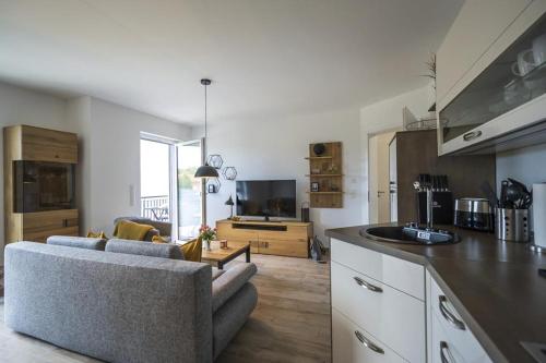 Una cocina o kitchenette en Ferienwohnung Tor zum Meer - Neubau mit Sauna, Fahrstuhl und Tiefgarage