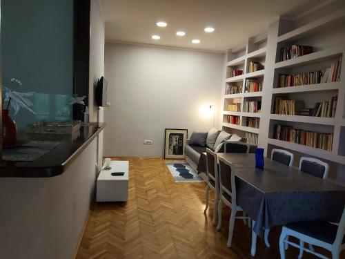 uma sala de estar com uma mesa e um sofá em Downtown apartment in walk zone with 3 bedrooms and garage em Novi Sad