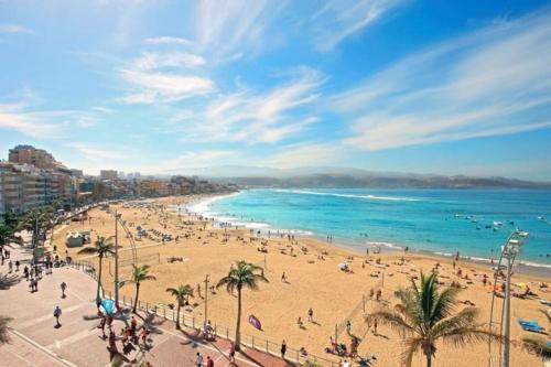 una playa con mucha gente y el océano en Loft Sol y Luna en Las Palmas de Gran Canaria, en Las Palmas de Gran Canaria