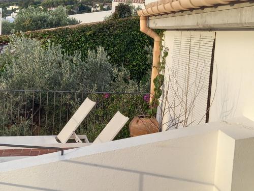 zwei weiße Stühle auf einem Balkon in der Unterkunft Casa Margot2 in Cadaqués