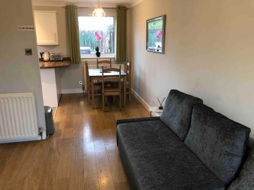 Setusvæði á Dunfermline Home with Free Parking Near Amazon & M90