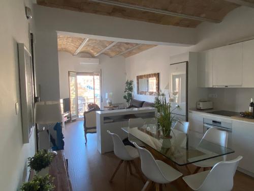 kuchnia i jadalnia ze stołem i krzesłami w obiekcie Espectacular Tarragona Corsini Apartment-2, en el centro, con parking w mieście Tarragona