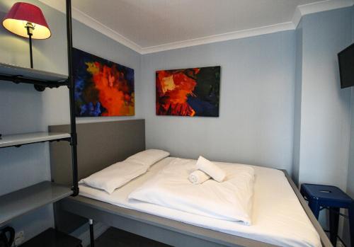 A bed or beds in a room at Astor Hyde Park Hostel