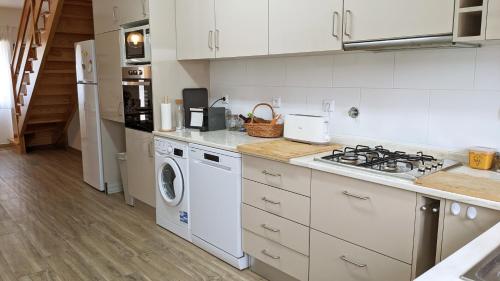 A kitchen or kitchenette at Casa Domingues Guest House