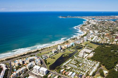 una vista aerea sulla spiaggia e sull'oceano di Alex Beach Cabins and Tourist Park ad Alexandra Headland