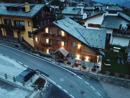 er staat een vrachtwagen voor een huis geparkeerd bij L'Abri des Amis in Courmayeur