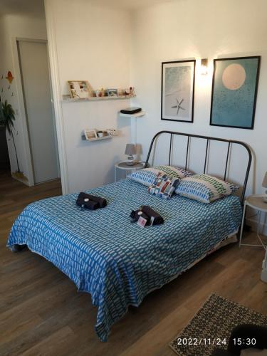 Tempat tidur dalam kamar di studio vue imprenable sur marseille