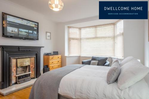 Una cama o camas en una habitación de Dwellcome Home Ltd 5 Double Bedroom 2 and a half Bathroom Aberdeen House, Free Drive Parking, Garden, Fast WIFI, lovely quiet street, Ideal for long term contractor, corporate etc stays - see our site for assurance