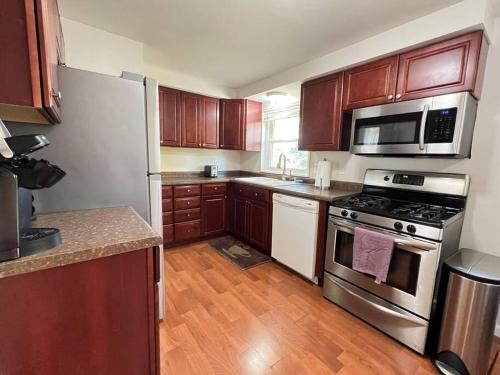 Kitchen o kitchenette sa Pet Friendly Ranch Home 30 mins from O'Hare