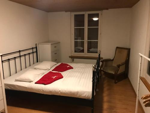 Tempat tidur dalam kamar di Simple flat in the centre of Burgdorf - 72 m2 with private parking