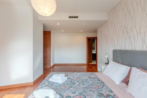 Rúm í herbergi á Modern 2 bedroom apt 20 min from city center