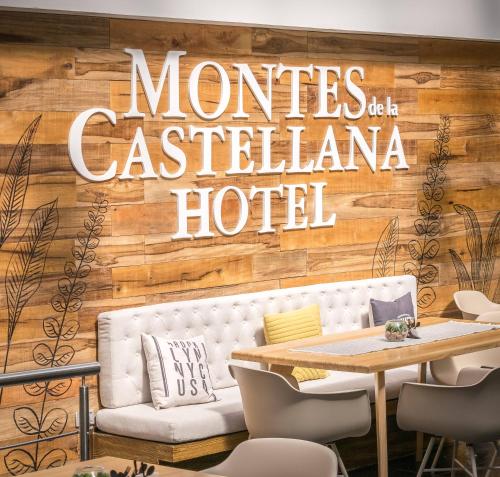 Hotel Montes De La Castellana في أرمينيا: مطعم فيه لافته على جدار خشبي