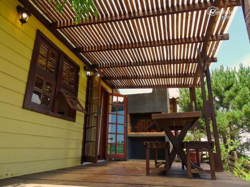 una pérgola en el porche de una casa en Un Sueño 2, en Punta del Diablo