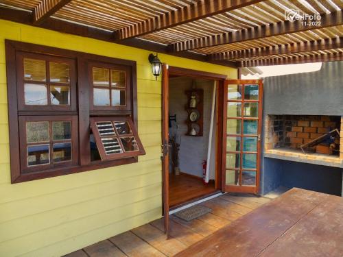 una entrada a una casa con puerta de madera en Un Sueño 2, en Punta del Diablo