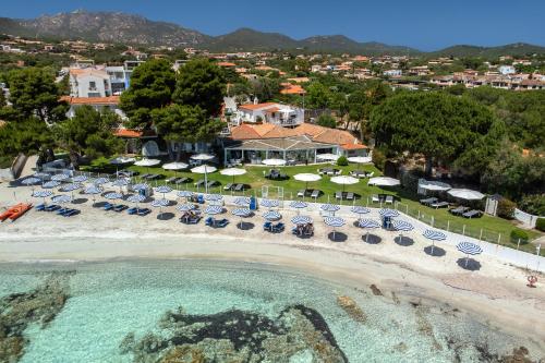 una vista aérea de una playa con sillas y sombrillas en The Pelican Beach Resort & SPA - Adults Only, en Olbia