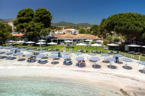 una vista aérea de una playa con sillas y sombrillas en The Pelican Beach Resort & SPA - Adults Only, en Olbia