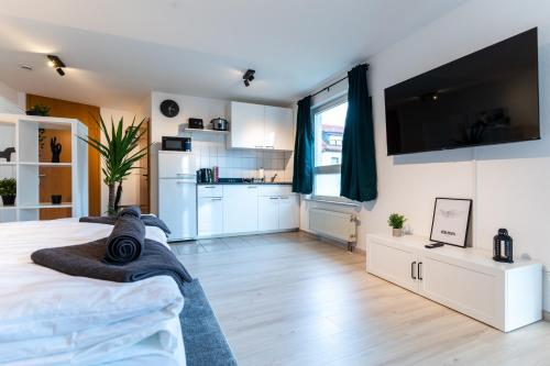 um quarto com uma cama grande e uma cozinha em Mercedes I Stuttgart I Kitchen I Home Office I Parkplatz em Böblingen