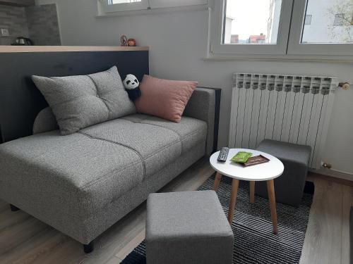 Apartman Ines tesisinde bir oturma alanı