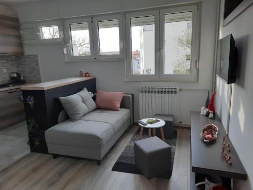 Apartman Ines tesisinde bir oturma alanı