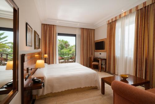 Cette chambre d'hôtel comprend un lit et un balcon. dans l'établissement Villa VIK - Hotel Boutique, à Arrecife