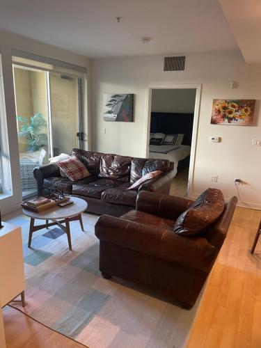 Кът за сядане в Super-Cute 2/2 apartment in Santa Monica with free parking