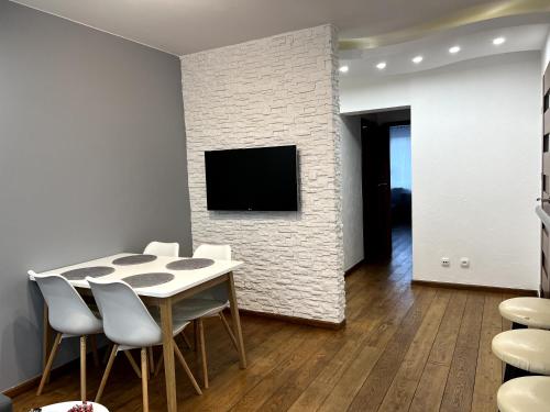 TV a/nebo společenská místnost v ubytování Apartament Tuwima 6