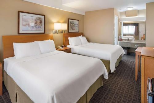 Giường trong phòng chung tại SureStay Hotel by Best Western North Vancouver Capilano