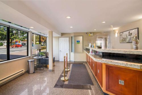 Nhà bếp/bếp nhỏ tại SureStay Hotel by Best Western North Vancouver Capilano