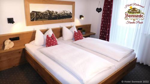 Tempat tidur dalam kamar di Hotel-Gasthof-Sonneck