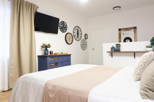 - une chambre avec un lit blanc et une commode bleue dans l'établissement Lugar do Ourives Boutique Hotel, à Senhora das Febres