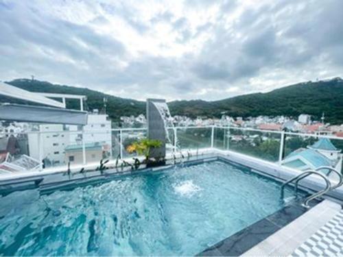 una gran piscina en la parte superior de un edificio en Nếp Apartment Hotel, en Vung Tau