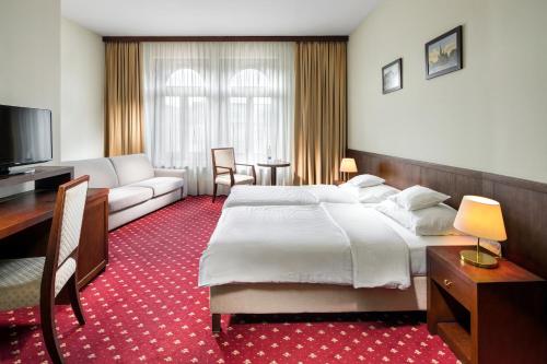 Una cama o camas en una habitación de Clarion Grandhotel Zlaty Lev