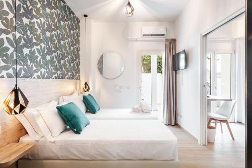 - une chambre avec un lit et un miroir dans l'établissement Lungomare Rooms, à Olbia