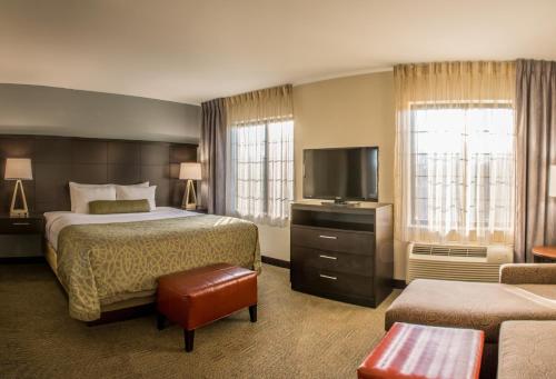 Katil atau katil-katil dalam bilik di Staybridge Suites Schererville, an IHG Hotel