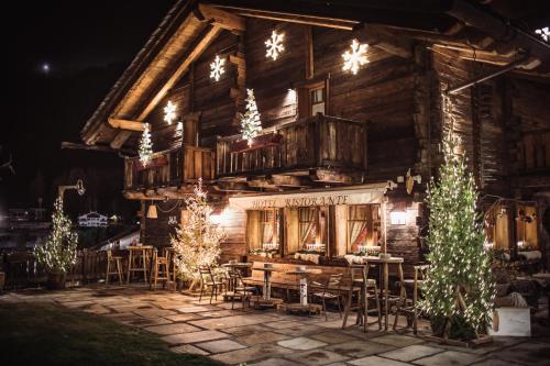 een blokhut met kerstverlichting ervoor bij Chalet-hotel Svizzero in Courmayeur