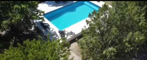 una piscina frente a algunos árboles en Mirasoles Hotel, en Mina Clavero