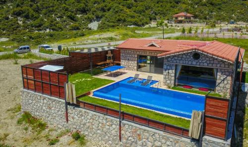 einen Blick über ein Haus mit Pool in der Unterkunft VİLLA NAZAR in Kaş